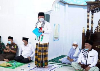 Gubernur Sumsel Herman Deru memberikan sambutan saat melakukan Safari Jumat di Masjid Suhada, Desa Belatung, Kecamatan Lubuk Batang, Kabupaten OKU, Jumat (21/5/2021). (fornews.co/humas provinsi sumsel)