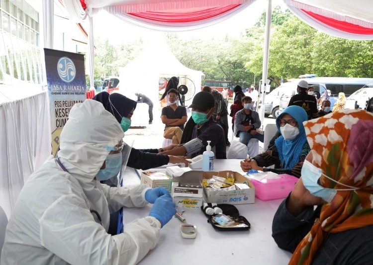 Petugas kesehatan memberikan pelayanan pemeriksaan antigen gratis kepada penumpang dan pengemudi angkutan di terminal Alang Alang Lebar, Palembang, Sabtu (22/5/2021). (fornews.co/humas provinsi sumsel)