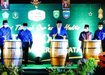 Gubernur Sumsel Herman Deru memukul beduk menandai dibukanya STQH ke XXVI Tingkat Provinsi Sumsel Tahun 2021 di Kabupaten OKU Timur, Jumat malam (21/5/2021). (fornews.co/humas provinsi sumsel)