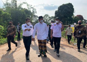 Gubernur Sumsel Herman Deru saat meninjau jalan yang ambles di Desa Belatung, Kecamatan Lubuk Batang, Kabupaten OKU, Sabtu siang (22/5/2021). (fornews.co/humas provinsi sumsel)