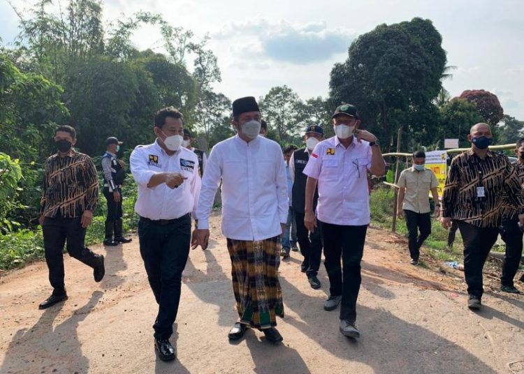 Gubernur Sumsel Herman Deru saat meninjau jalan yang ambles di Desa Belatung, Kecamatan Lubuk Batang, Kabupaten OKU, Sabtu siang (22/5/2021). (fornews.co/humas provinsi sumsel)
