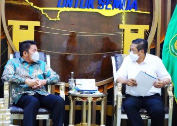 Gubernur Sumsel Herman Deru berbincang dengan Direktur Bisnis Regional Sumatra dan Kalimantan PT PLN (Persero) Pusat, Wiluyo Kusdwiharto, Senin (24/5/2021). (fornews.co/humas provinsi sumsel)