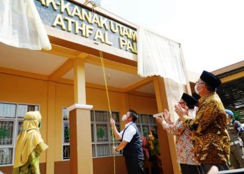 Gubernur Sumsel Herman Deru menarik tali membuka selubung nama sebagai tanda peresmian TK Utama 'Aisyiyah Bustanul Athfal Palembang, Selasa (25/5/2021). (fornews.co/humas provinsi sumsel)