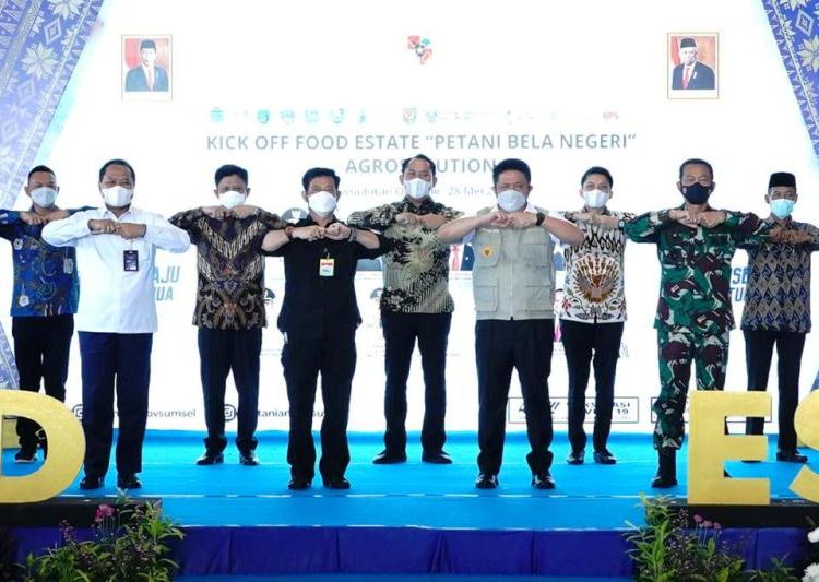 Menteri Pertanian RI Syahrul Yasin Limpo dan Gubernur Sumsel Herman Deru didampingi para Bupati pada kick off Food Estate "Petani Bela Negeri" Agrosolution di Desa Pegayut, Kecamatan Pemulutan, Kabupaten Ogan Ilir, Jumat (28/5/2021). (fornews.co/humas provinsi sumsel)