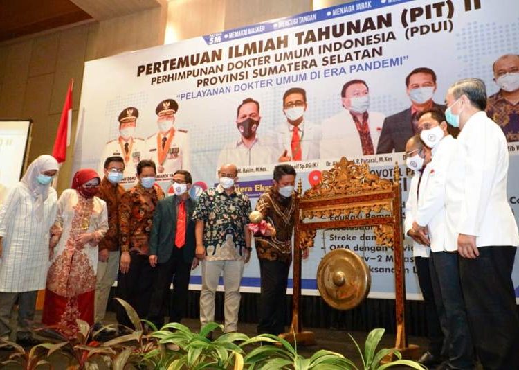 Gubernur Sumsel Herman Deru memukul gong menandai pembukaan Pertemuan Ilmiah Tahunan (PIT) II Persatuan Dokter Umum Indonesia (PDUI) Provinsi Sumsel di Ballroom Hotel Novotel Palembang, Sabtu (29/5/2021). (fornews.co/humas provinsi sumsel)