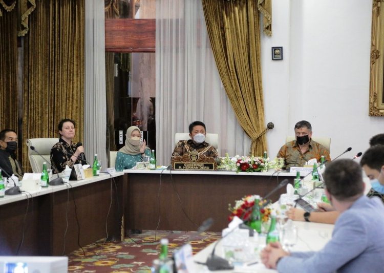 Gubernur Sumsel Herman Deru saat menerima delegasi Rumania di Griya Agung Palembang, Sabtu (29/5/2021). (fornews.co/humas provinsi sumsel)
