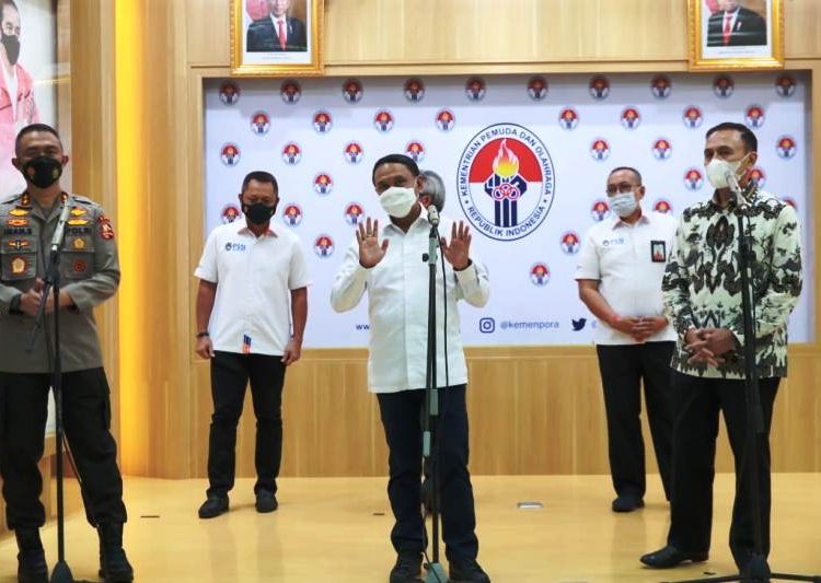 Asops Kapolri Irjen Imam Sugianto, Menpora RI Zainudin Amali, dan Ketua Umum PSSI Mochamad Iriawan memberikan keterangan pers seusai menggelar Rapat Koordinasi (Rakor) pelaksanaan kompetisi sepak bola Liga 1 dan Liga 2 tahun 2021 di Auditorium Wisma Kemenpora, Jakarta Pusat, Senin (24/5/2021). (fornews.co/kemenpora/putra)