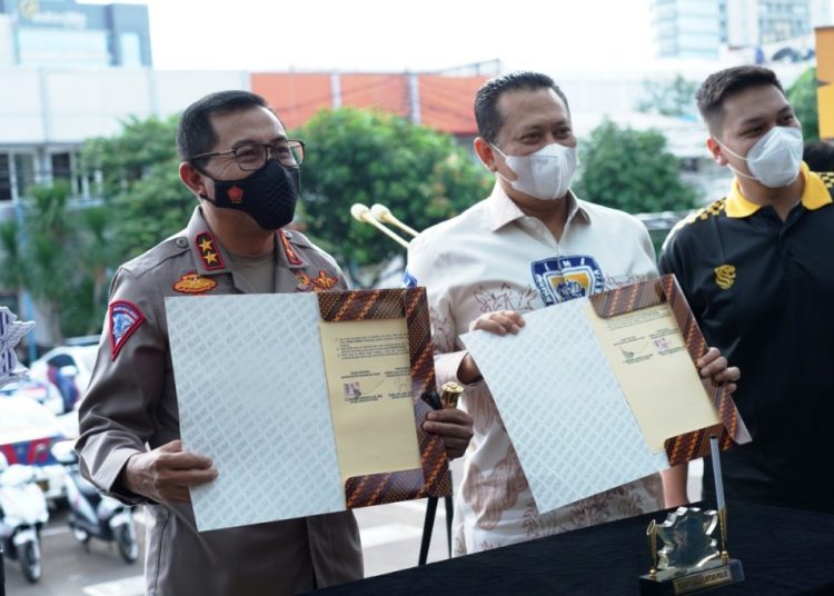 Kepala Korlantas Polri Irjen Istiono dan Ketua Umum IMI Bambang Soesatyo menunjukkan surat hibah 10 motor listrik di halaman gedung NTMC Polri, Jakarta Selatan, Senin (3/5/2021). (fornews.co/humas polri)