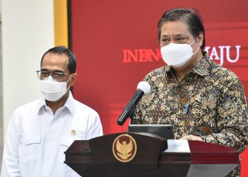 Ketua KPCPEN Airlangga Hartarto dan Menhub Budi Karya Sumadi memberikan keterangan pers usai Rapat Terbatas, Senin (10/05/2021), di Jakarta (ist/Humas Setkab/Rahmat)