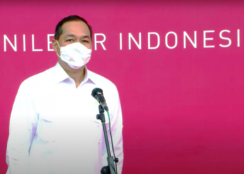 Menteri Perdagangan RI Muhammad Lutfi memberikan keterangan pers saat meninjau pelaksanaan perdana vaksinasi Gotong Royong untuk pekerja di pabrik PT Unilever Indonesia, Kawasan Industri Jababeka, Cikarang, Kabupaten Bekasi, Jawa Barat, Selasa (18/5/2021). (fornews.co/humas setkab)