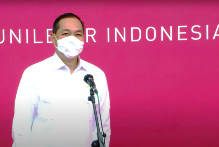 Menteri Perdagangan RI Muhammad Lutfi memberikan keterangan pers saat meninjau pelaksanaan perdana vaksinasi Gotong Royong untuk pekerja di pabrik PT Unilever Indonesia, Kawasan Industri Jababeka, Cikarang, Kabupaten Bekasi, Jawa Barat, Selasa (18/5/2021). (fornews.co/humas setkab)