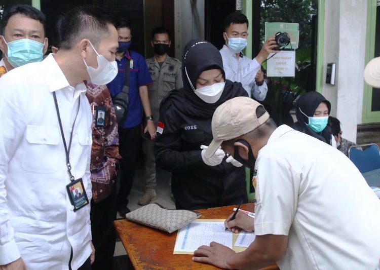 Sekda Palembang Ratu Dewa memantau absensi anggota Satpol PP yang akan mengikuti tes urine, Kamis (20/5/2021). (fornews.co/bakohumas palembang)