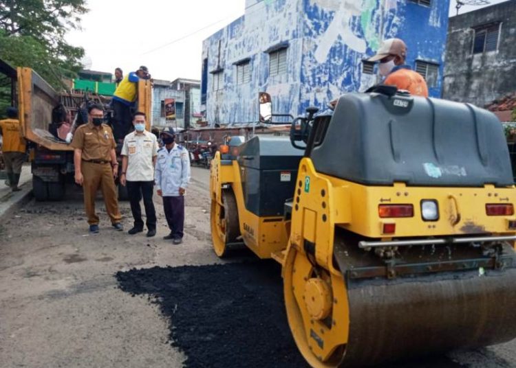 Sekda Palembang Ratu Dewa bersama Kepala Dinas PUPR Kota Palembang Akhmad Bastari Yusak meninjau proses perbaikan jalan di Terminal Pasar Plaju, Selasa (4/5/2021). (fornews.co/bakohumas palembang)