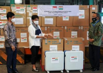 Menlu RI Retno Marsudi saat melepas bantuan penanganan Covid-19 dari Pemerintah Indonesia kepada Pemerintah India di Bandara Soekarno-Hatta, Tangerang, Banten, Rabu (12/5/2021). (fornews.co/bkpm kemenkes) 