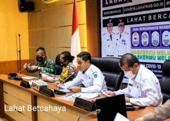 Pj Sekretaris Daerah Lahat Deswan Irsyad saat memimpin Rakor Monitoring Isolasi Mandiri Bagi Pasien Terkonfirmasi Positif Covid-19 di Kabupaten Lahat, Rabu (5/5/2021). (fornews.co/kominfo lahat)