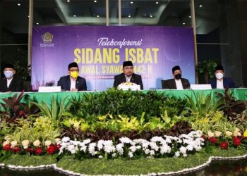 Menteri Agama Yaqut Cholil Qoumas, Ketua MUI KH Abdullah Jaidi, dan Wakil Ketua Komisi VIII DPR RI TB Ace H Syadzili pada konferensi pers mengumumkan hasil Sidang Isbat Awal Syawal 1442H di Kantor Kementerian Agama, Selasa (11/5/2021). (fornews.co/humas kemenag)