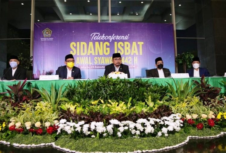 Menteri Agama Yaqut Cholil Qoumas, Ketua MUI KH Abdullah Jaidi, dan Wakil Ketua Komisi VIII DPR RI TB Ace H Syadzili pada konferensi pers mengumumkan hasil Sidang Isbat Awal Syawal 1442H di Kantor Kementerian Agama, Selasa (11/5/2021). (fornews.co/humas kemenag)
