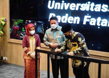 Menteri Agama RI Yaqut Cholil Qoumas menandatangani prasasti peresmian Kampus B UIN Raden Fatah Palembang, Senin (24/5/2021). (fornews.co/kominfo sumsel)