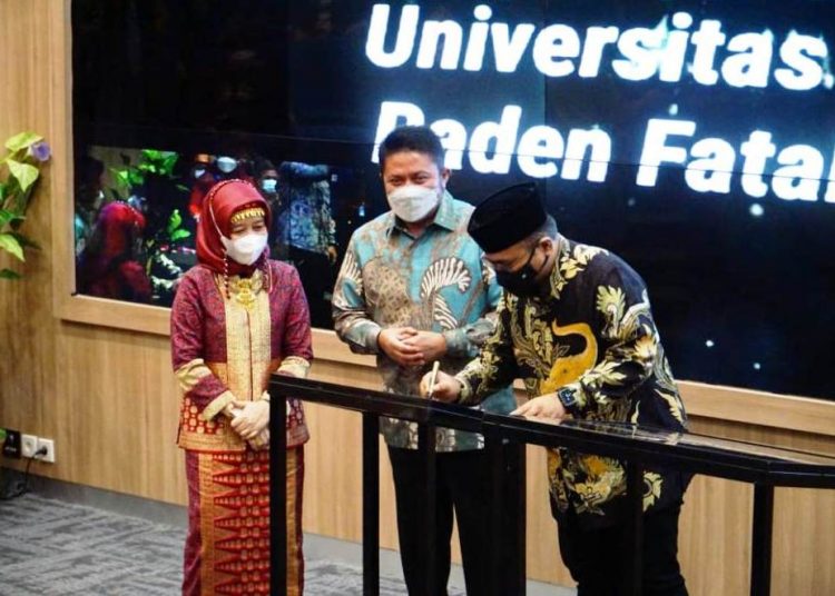 Menteri Agama RI Yaqut Cholil Qoumas menandatangani prasasti peresmian Kampus B UIN Raden Fatah Palembang, Senin (24/5/2021). (fornews.co/kominfo sumsel)