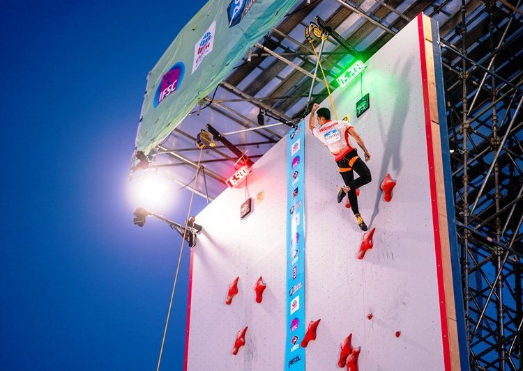 Atlet panjat tebing Indonesia Veddriq Leonardo saat memecahkan rekor dunia nomor speed 15 meter pada ajang The 2021 IFCS World Cup di Salt Lake City, Amerika Serikat, Jumat (28/5/2021). (fornews.co/ifsc)