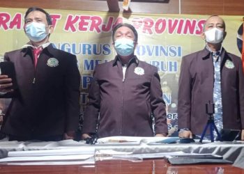 Ketua Umum PTMSI Sumsel Muhammad Aliandra Pati Gantada dan pengurus PTMSI mengikuti pembukaan Rakerprov 2021 yang dilaksanakan secara virtual, Sabtu (1/5/2021). (fornews.co/ist)