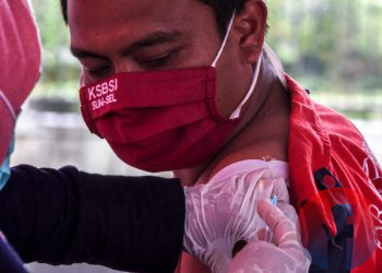 Seorang buruh sedang disuntik vaksin Covid-19. (matakamera/fornews.co/mushaful imam)