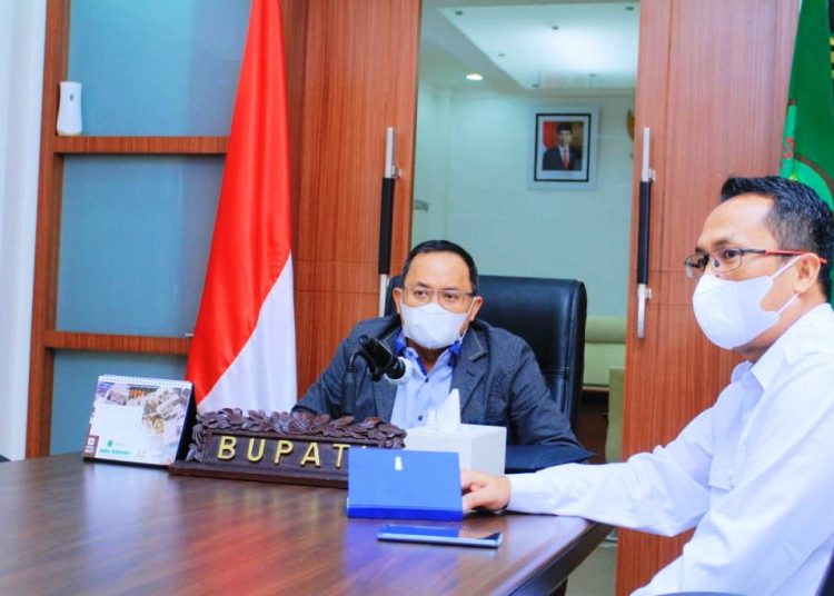 Bupati Muba Dodi Reza Alex saat mengikuti Rakor Penanganan Covid-19 bersama Mendagri Muhammad Tito Karnavian secara virtual, Senin (3/5/2021). (fornews.co/humas pemkab muba)