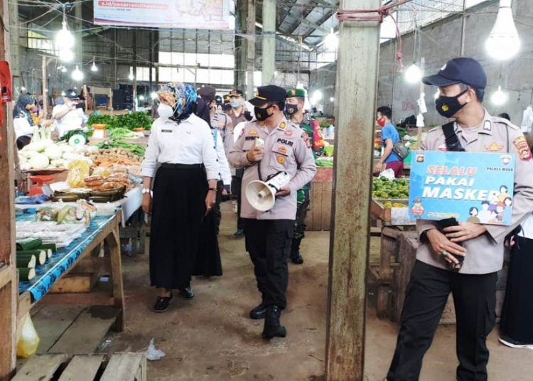 Tim Gabungan melakukan pemantauan dan imbauan penerapan protokol kesehatan di Pasar Randik Sekayu, Senin (3/5/2021). (fornews.co/humas pemkab muba)