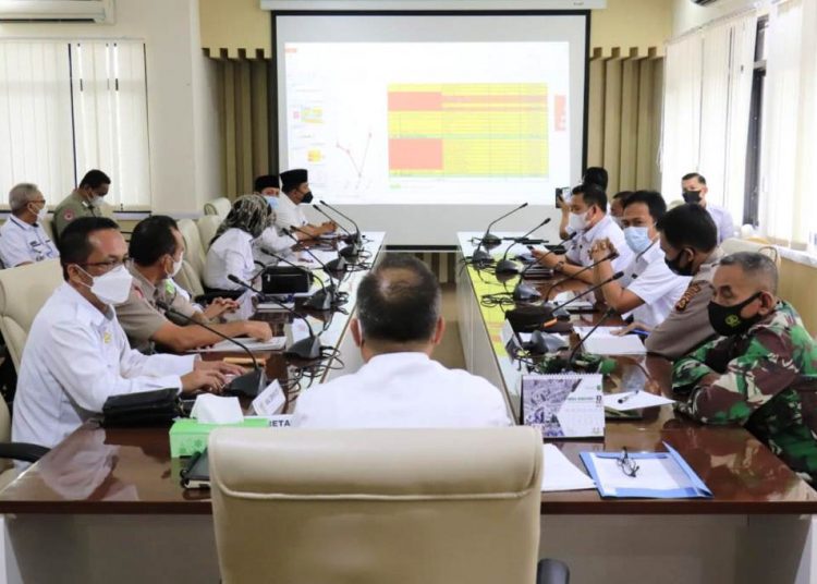 Suasana Rapat Koordinasi Tindak Lanjut Penegakan Disiplin Protokol Kesehatan dan Penanganan Covid-19 di Kabupaten Muba yang diikuti Kepala Perangkat Daerah dan Camat di Ruang Rapat Randik Pemkab Muba, Selasa (4/5/2021). (fornews.co/humas pemkab muba)