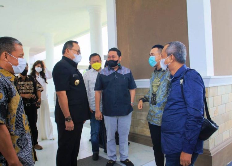 Bupati Muba Dodi Reza Alex berbincang santai dengan Anggota Komisi IV DPRD Sumsel, Selasa (4/5/2021). (fornews.co/humas pemkab muba)