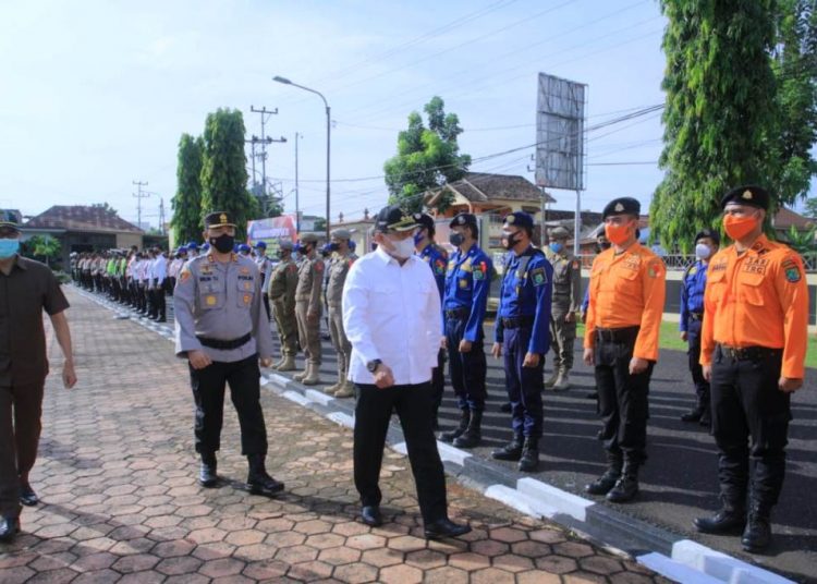 Bupati Muba Dodi Reza Alex meninjau kesiapan personel gabungan pada Apel Gelar Pasukan Operasi Ketupat Musi 2021 di halaman Mapolres Muba, Rabu (5/5/2021). (fornews.co/humas pemkab muba)