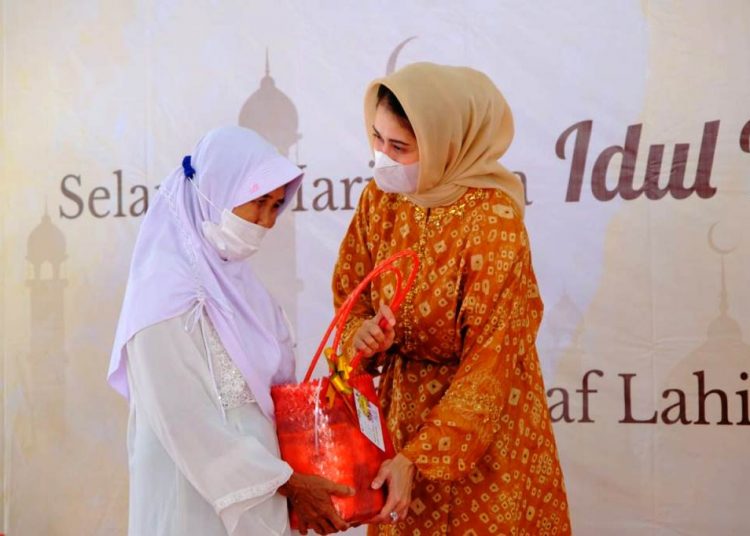 Penasihat DWP Kabupaten Muba Thia Yufada Dodi Reza menyerahkan paket lebaran kepada anggota Majelis Taklim An-Noerdin Sekayu, Rabu (5/5/2021). (fornews.co/humas pemkab muba)
