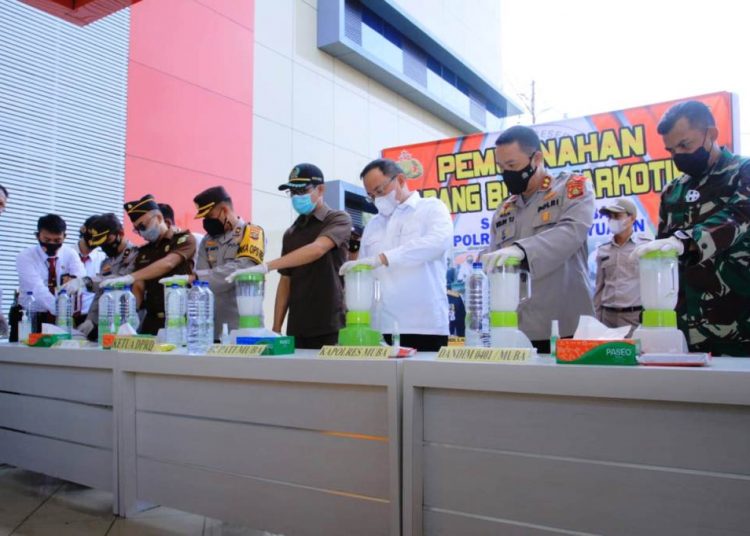 Bupati Muba Dodi Reza Alex dan Forkopimda Muba memblender Narkoba jenis sabu-sabu hasil ungkap kasus Polres Muba dan jajaran di 2 kecamatan di Muba, Rabu (5/5/2021). (fornews.co/humas pemkab muba)