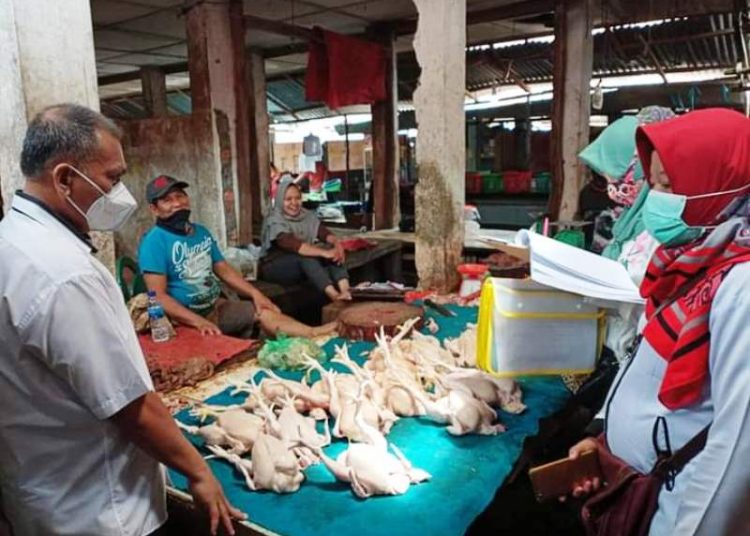 Tim Dinas Perdagangan dan Perindustrian Kabupaten Muba melakukan Sidak ketersediaan stok dan harga bahan pokok di pasar tradisional di wilayah Muba, Kamis (6/5/2021). (fornews.co/humas pemkab muba)
