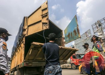 Petugas memeriksa isi truk untuk mengantisipasi adanya pemudik yang menumpang. (matakamera/fornews.co/mushaful imam)