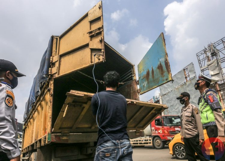 Petugas memeriksa isi truk untuk mengantisipasi adanya pemudik yang menumpang. (matakamera/fornews.co/mushaful imam)