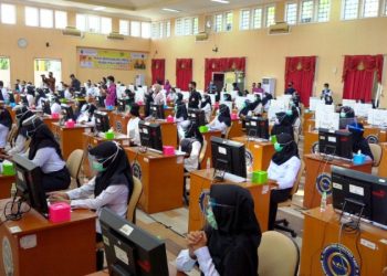 Para peserta tes CPNS Kabupaten Muba tahun 2020 menjalani seleksi dengan menerapkan protokol kesehatan. (fornews.co/humas pemkab muba)