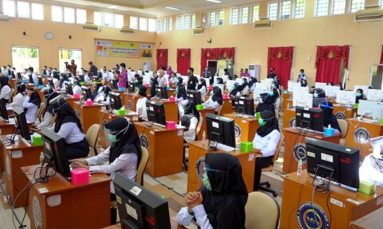 Para peserta tes CPNS Kabupaten Muba tahun 2020 menjalani seleksi dengan menerapkan protokol kesehatan. (fornews.co/humas pemkab muba)