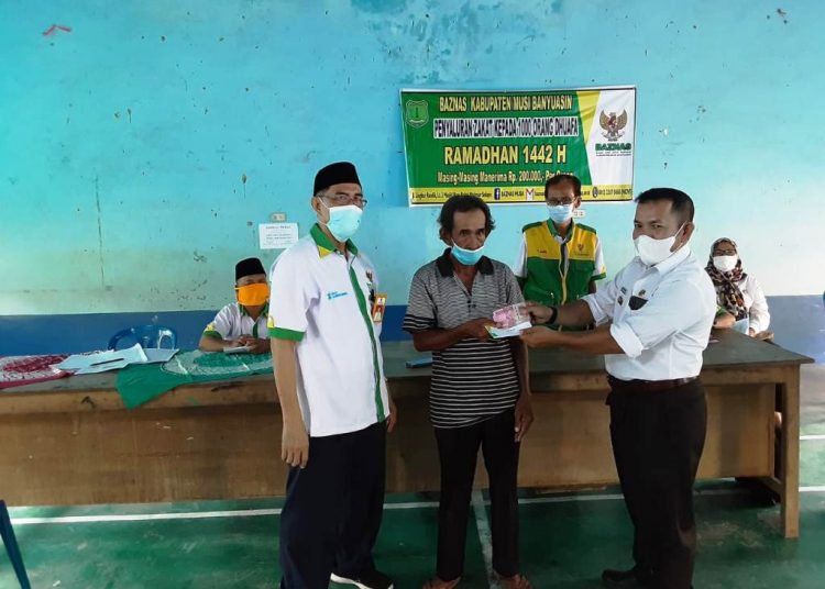 Ketua Baznas Kabupaten Muba Lukmanul Hakim menyaksikan penyerahan zakat yang dihimpun dari pegawai Pemkab Muba kepada duafa di Kabupaten Muba, Selasa (11/5/2021). (fornews.co/humas pemkab muba)