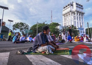 Jemaah mendengarkan khotbah Salat Idul Fitri 1442H. (matakamera/fornews.co/mushaful imam)