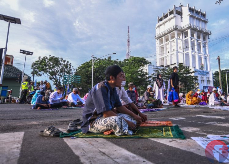 Jemaah mendengarkan khotbah Salat Idul Fitri 1442H. (matakamera/fornews.co/mushaful imam)