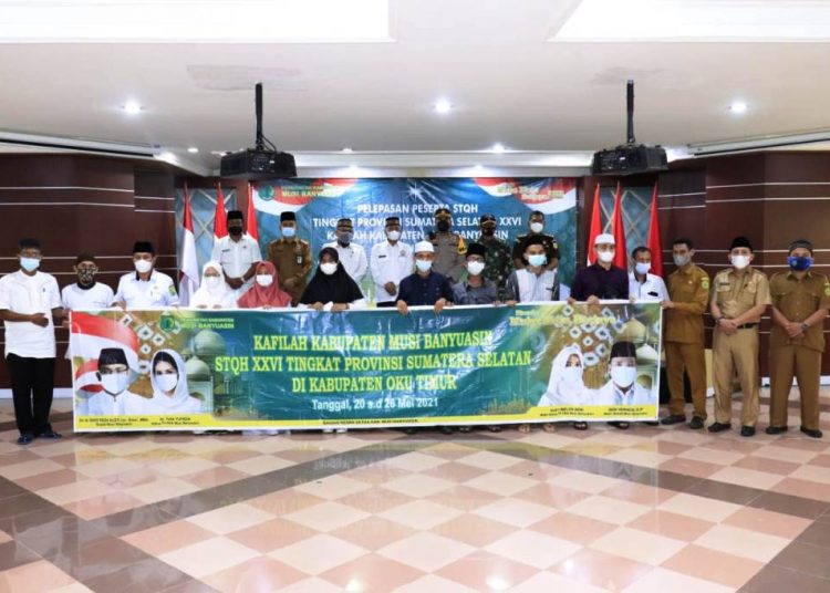 Sekda Muba Apriyadi saat melepas Kafilah Kabupaten Muba yang akan mengikuti STQH tingkat Provinsi Sumatra Selatan Tahun 2021 di Kabupaten OKU Timur, di auditorium Pemkab Muba, Senin (17/5/2021). (fornews.co/humas pemkab muba)