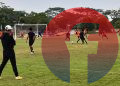 Pelatih Kepala Sriwijaya FC Nil Maizar memantau pemainnya dalam latihan di lapangan pemanasan Jakabaring Athletic Stadium. (fornews.co/iwan setiawan)