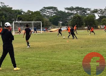 Pelatih Kepala Sriwijaya FC Nil Maizar memantau pemainnya dalam latihan di lapangan pemanasan Jakabaring Athletic Stadium. (fornews.co/iwan setiawan)