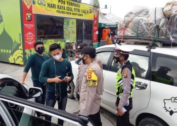 Pedangdut kembar Rizki dan Ridho terjaring Pos Penyekatan Mudik di Kecamatan Bayung Lencir, Kabupaten Muba, Kamis (20/5/2021). (fornews.co/humas pemkab muba)