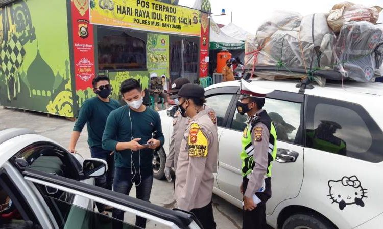 Pedangdut kembar Rizki dan Ridho terjaring Pos Penyekatan Mudik di Kecamatan Bayung Lencir, Kabupaten Muba, Kamis (20/5/2021). (fornews.co/humas pemkab muba)
