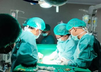 Tim Bedah Operasi Jantung Terbuka RSUD Sekayu melakukan operasi terhadap Rendi (15) seorang warga Kecamatan Keluang, Kabupaten Muba, Sabtu (22/5/2021). (fornews.co/humas pemkab muba)