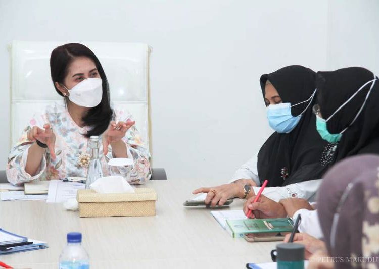 Ketua TP PKK Kabupaten Muba Thia Yufada Dodi Reza saat memimpin rapat persiapan beberapa event TP PKK, Senin (24/5/2021). (fornews.co/humas pemkab muba)