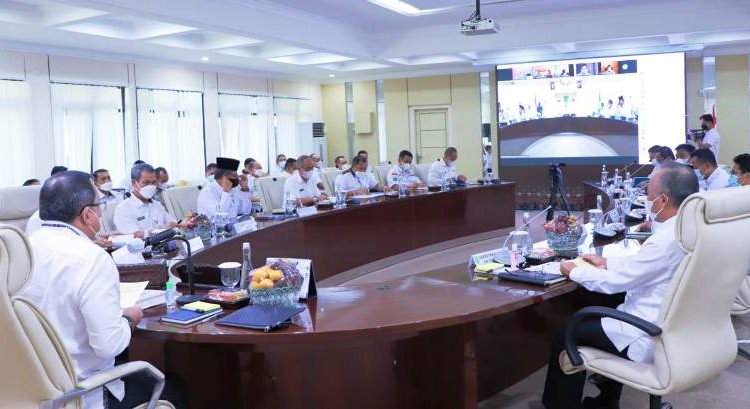Bupati Muba Dodi Reza Alex memimpin rapat staf Pemkab Muba di ruang rapat Serasan Sekate Setda Kabupaten Muba, Senin (24/5/2021). (fornews.co/humas pemkab muba)