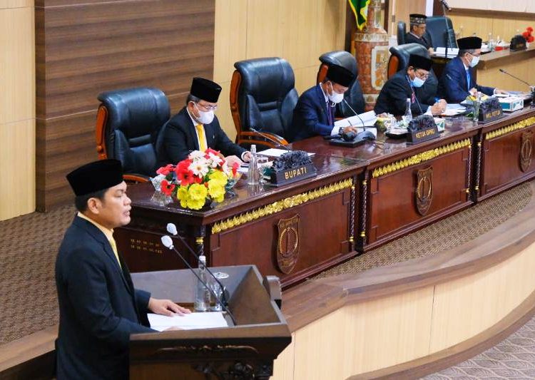Bupati Muba Dodi Reza Alex dan Pimpinan DPRD Kabupaten Muba mendengarkan salah satu juru bicara fraksi pada rapat paripurna, Selasa (25/5/2021). (fornews.co/humas pemkab muba)